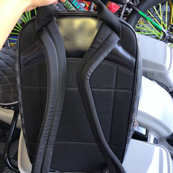 Louis Vuitton - Picture 5 of 14